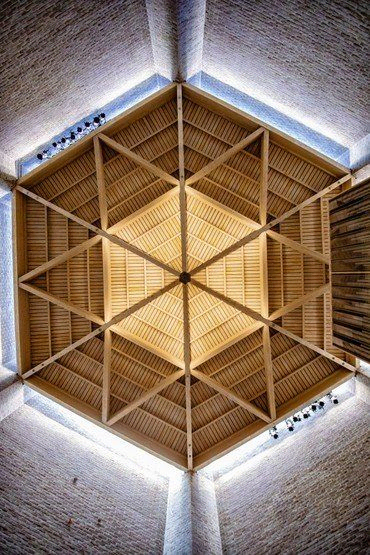 Kirkens loft har form som en Davidsstjerne. Foto: Dan Møller