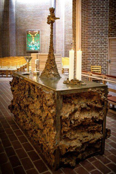 Kirkens alter af Hein Heinsen. Foto: Dan Møller